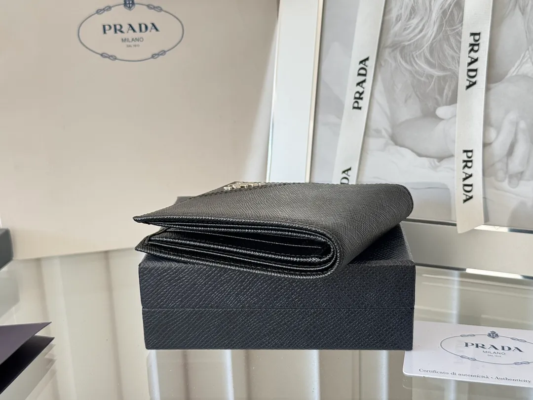 prada men's cross pattern short clip, easy to store, can hold 8 cards and cash, a must-have for men, model 2M0513, original quality, Saffiano cross pattern➕made from imported hardware, size 11cm×9.5cm, color as shown