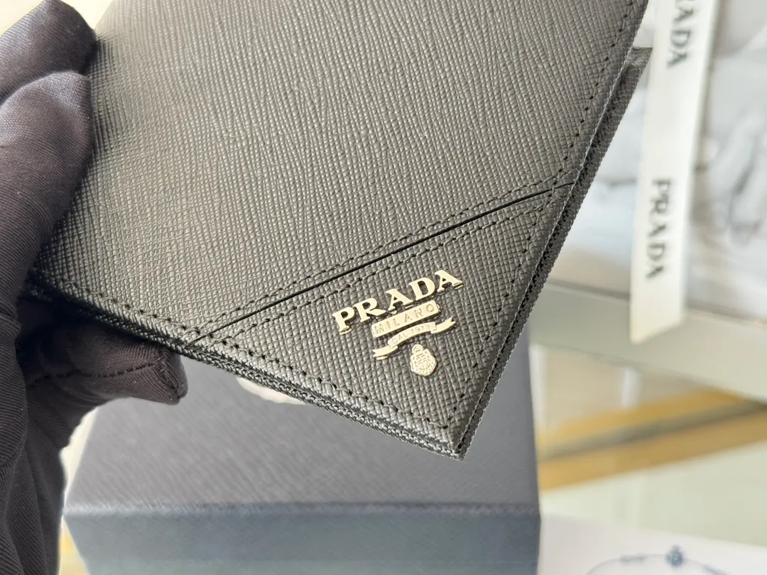 prada men's cross pattern short clip, easy to store, can hold 8 cards and cash, a must-have for men, model 2M0513, original quality, Saffiano cross pattern➕made from imported hardware, size 11cm×9.5cm, color as shown