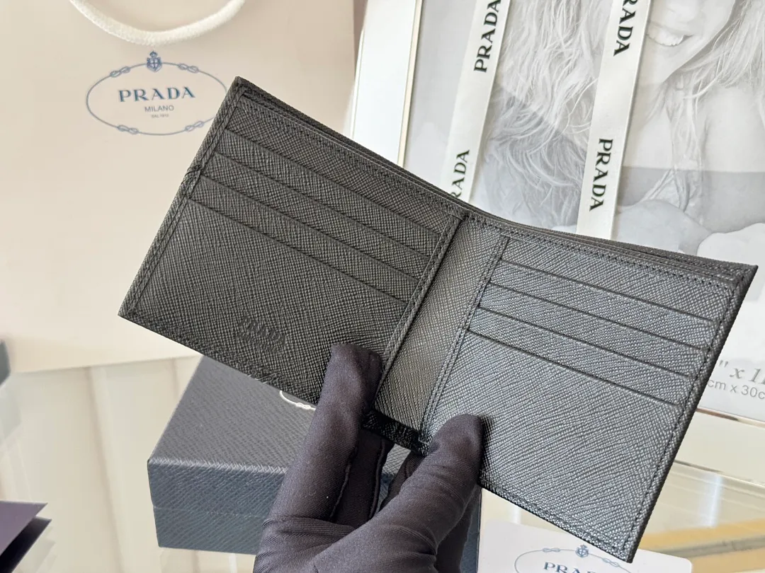 prada men's cross pattern short clip, easy to store, can hold 8 cards and cash, a must-have for men, model 2M0513, original quality, Saffiano cross pattern➕made from imported hardware, size 11cm×9.5cm, color as shown