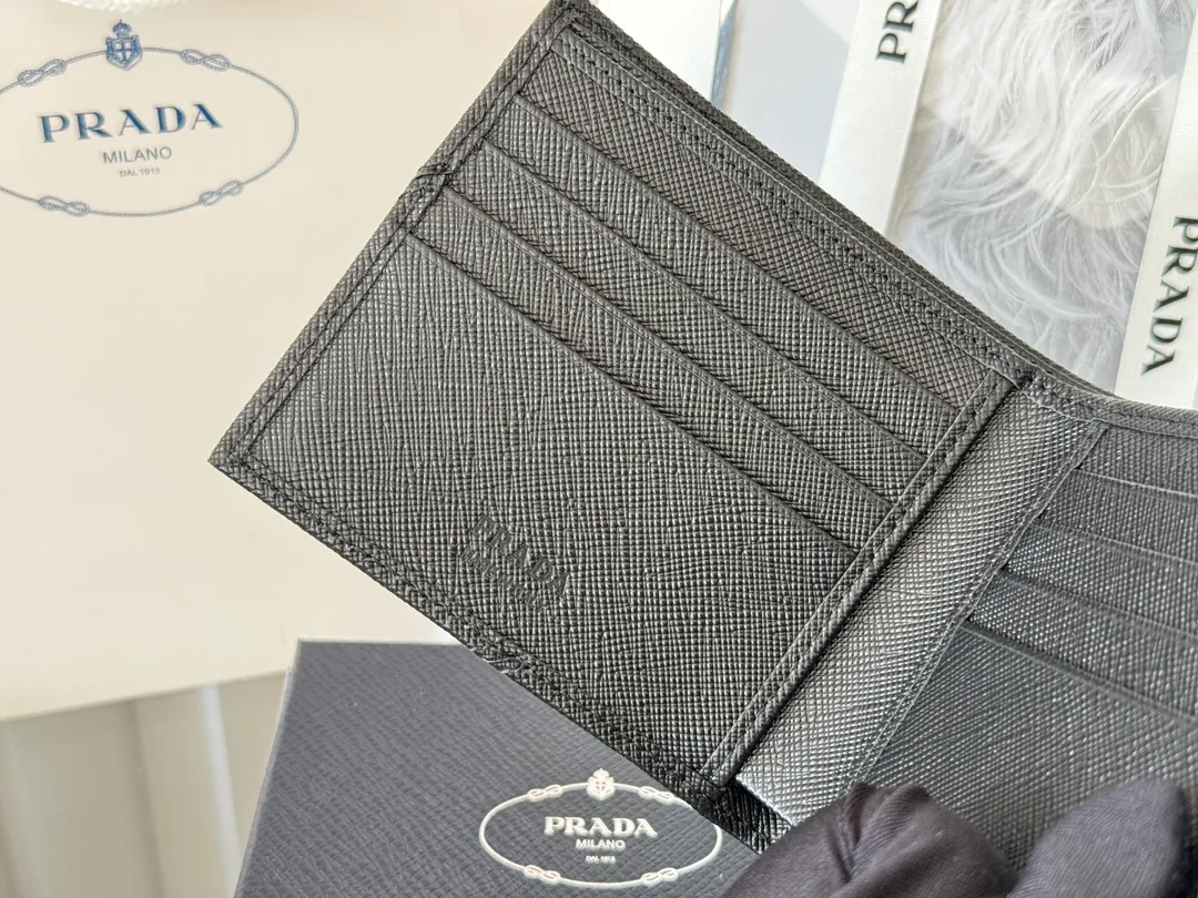 prada men's cross pattern short clip, easy to store, can hold 8 cards and cash, a must-have for men, model 2M0513, original quality, Saffiano cross pattern➕made from imported hardware, size 11cm×9.5cm, color as shown