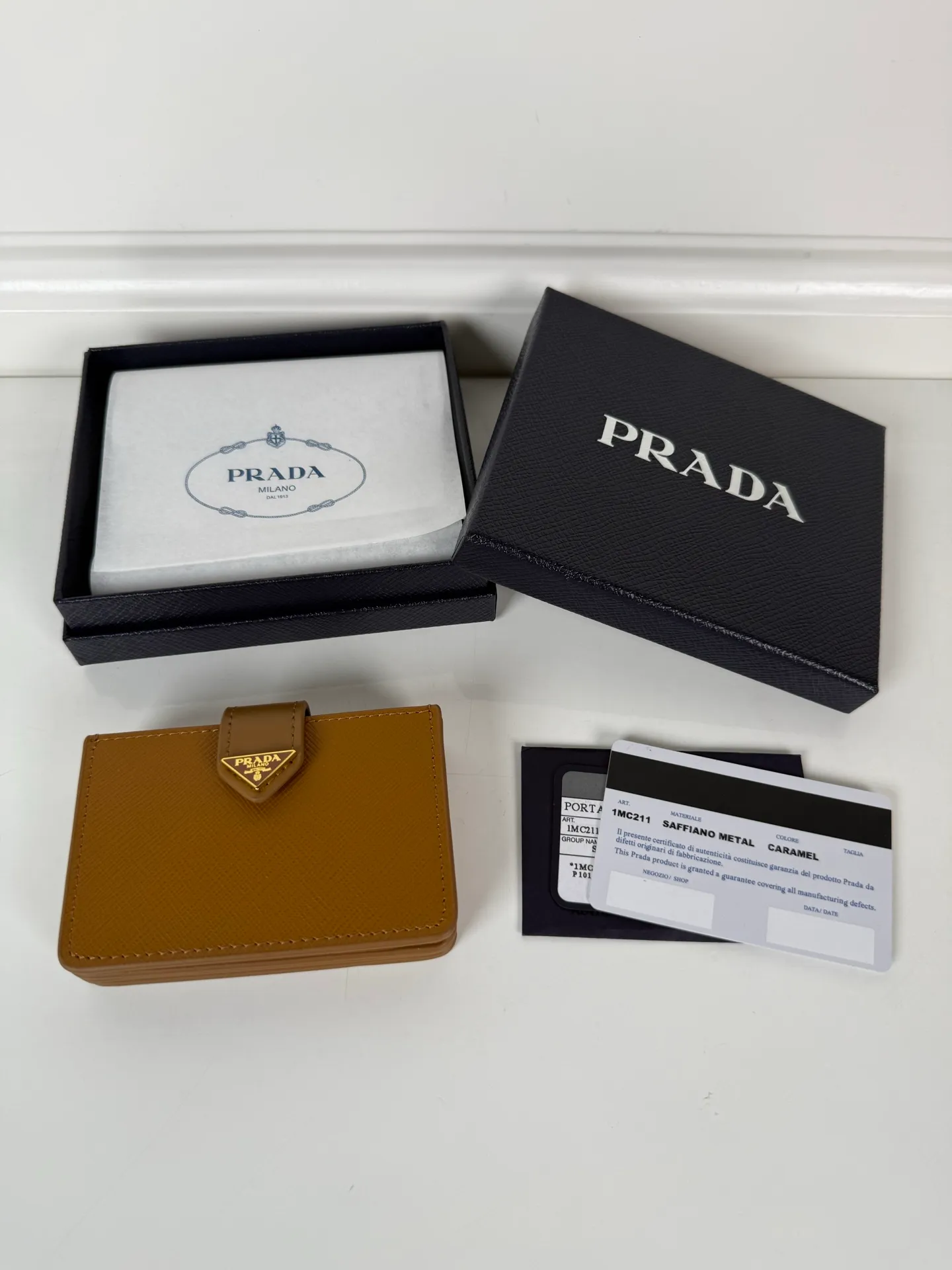 💰460, P Home ➡️The latest triangular micro-label card holder, model 1MC211, a perfect combination of Saffiano cross-grain leather and imported calfskin, size 6.5×10cm, large capacity, five pleated card slots, snap button opening and closing is more practical and safe, and the design is simple and elegant. Real shots, what you see is what you get