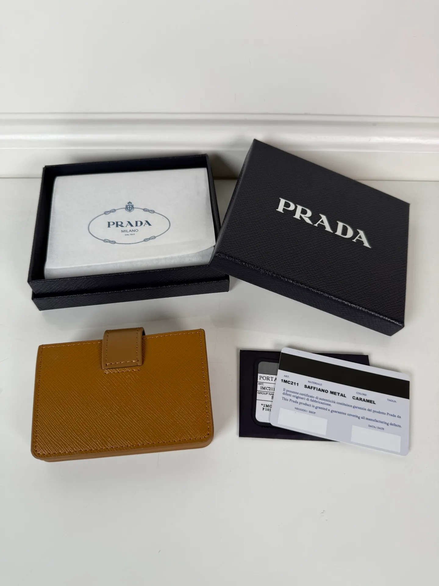 💰460, P Home ➡️The latest triangular micro-label card holder, model 1MC211, a perfect combination of Saffiano cross-grain leather and imported calfskin, size 6.5×10cm, large capacity, five pleated card slots, snap button opening and closing is more practical and safe, and the design is simple and elegant. Real shots, what you see is what you get