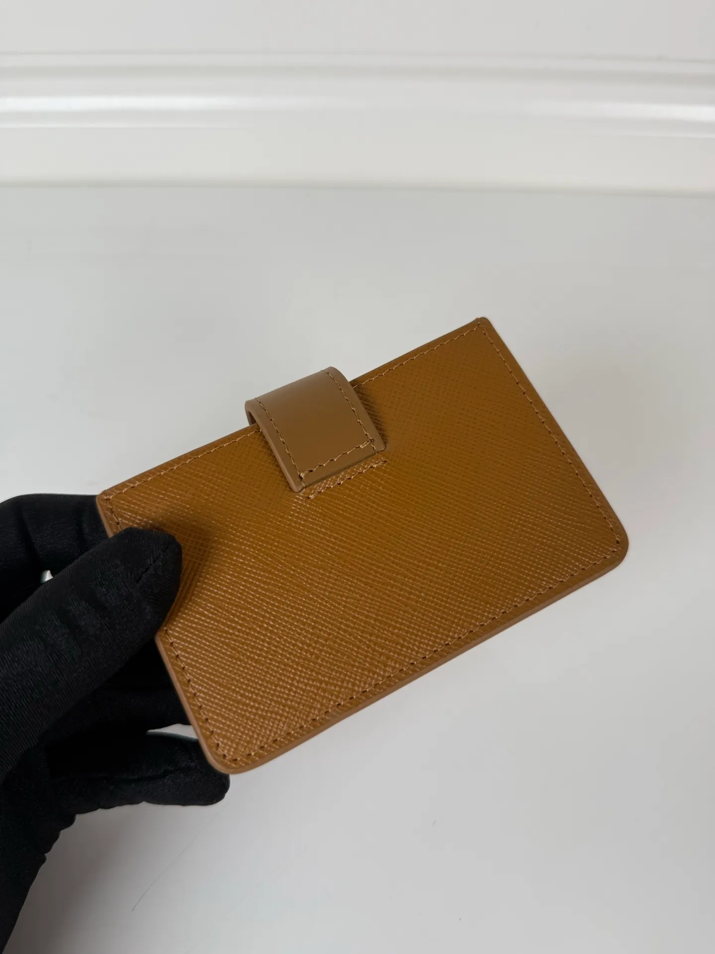 💰460, P Home ➡️The latest triangular micro-label card holder, model 1MC211, a perfect combination of Saffiano cross-grain leather and imported calfskin, size 6.5×10cm, large capacity, five pleated card slots, snap button opening and closing is more practical and safe, and the design is simple and elegant. Real shots, what you see is what you get