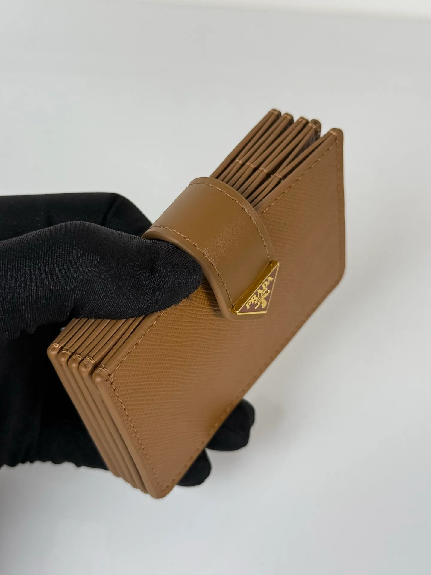 💰460, P Home ➡️The latest triangular micro-label card holder, model 1MC211, a perfect combination of Saffiano cross-grain leather and imported calfskin, size 6.5×10cm, large capacity, five pleated card slots, snap button opening and closing is more practical and safe, and the design is simple and elegant. Real shots, what you see is what you get