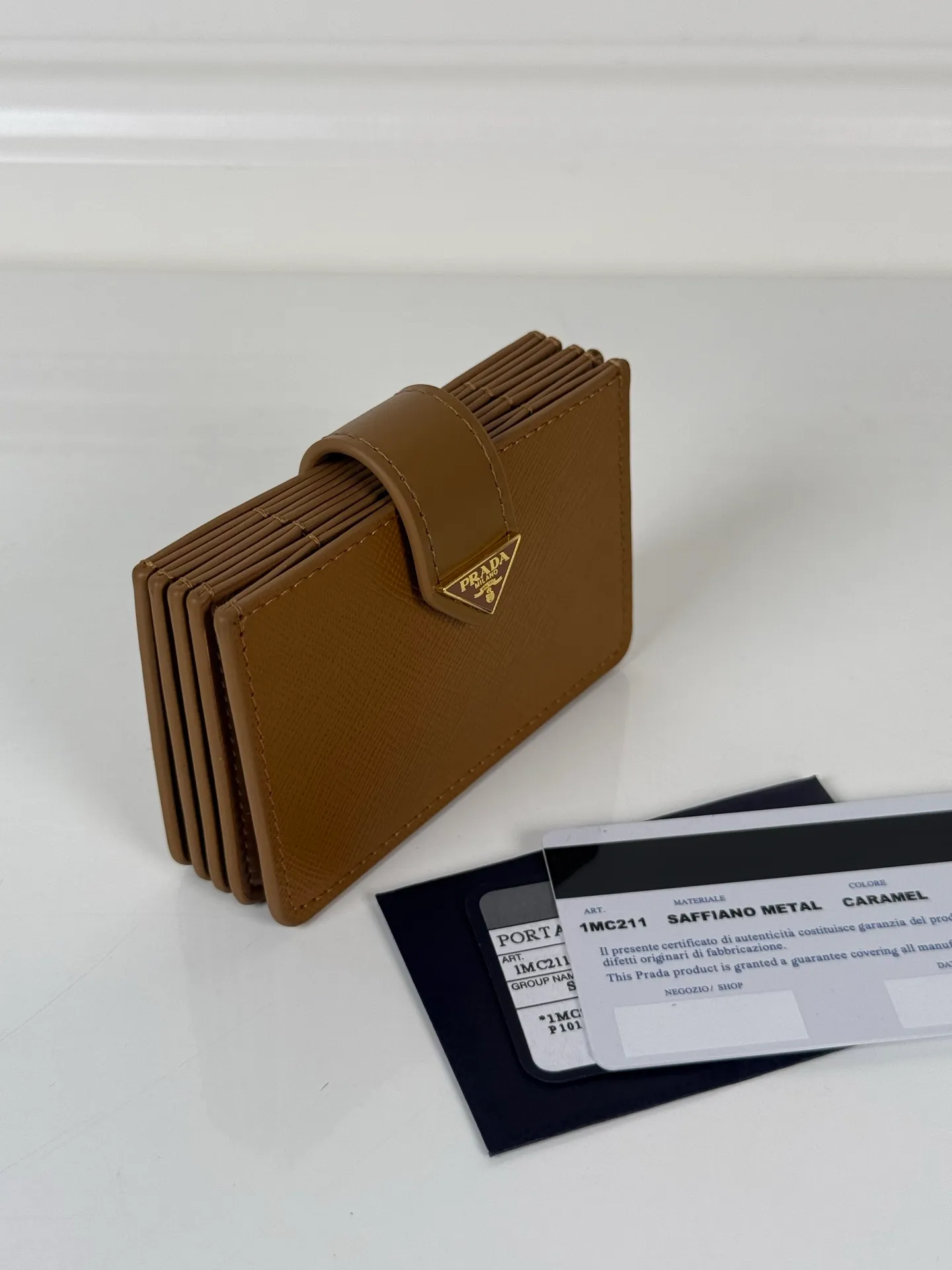 💰460, P Home ➡️The latest triangular micro-label card holder, model 1MC211, a perfect combination of Saffiano cross-grain leather and imported calfskin, size 6.5×10cm, large capacity, five pleated card slots, snap button opening and closing is more practical and safe, and the design is simple and elegant. Real shots, what you see is what you get