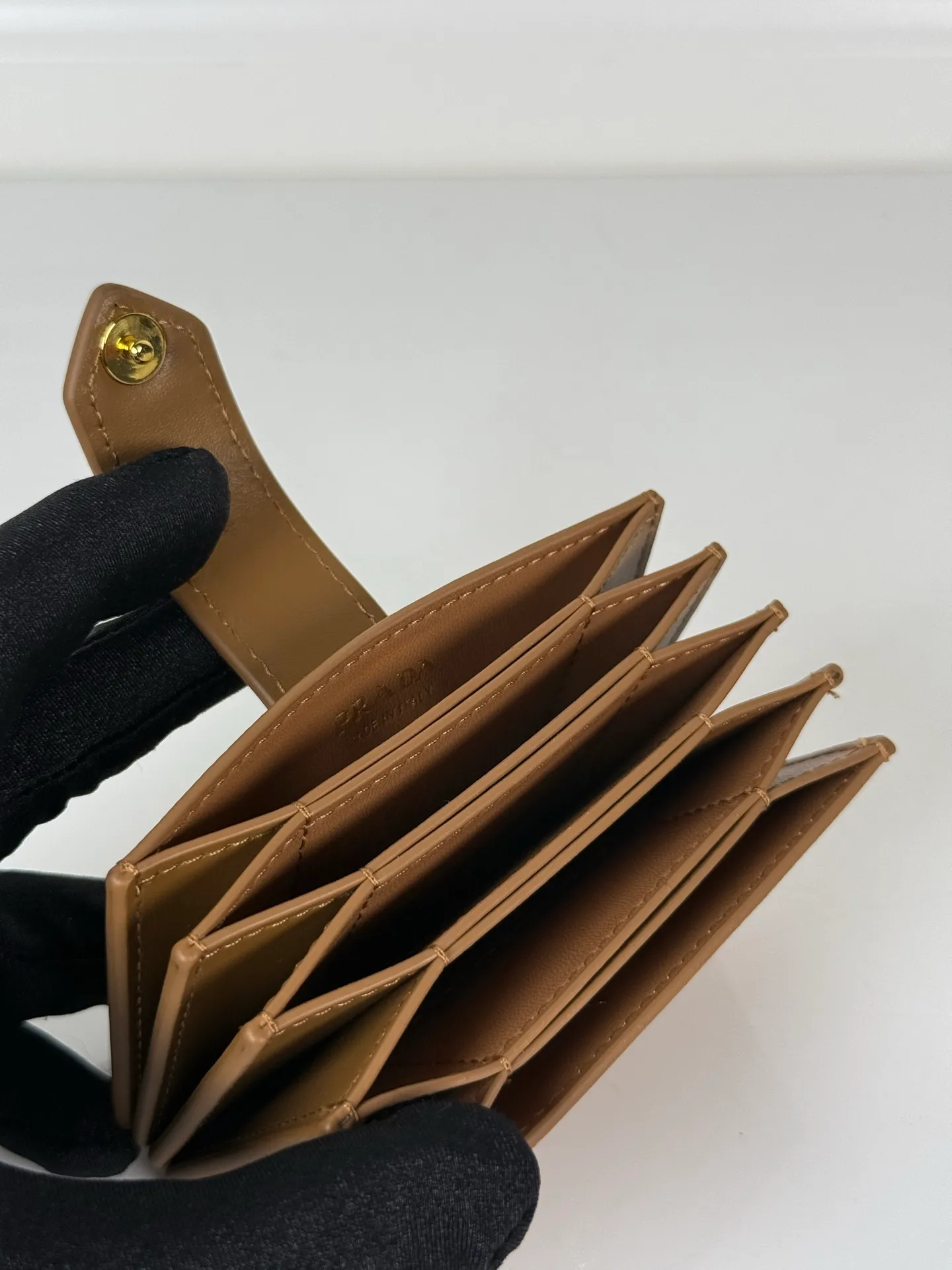 💰460, P Home ➡️The latest triangular micro-label card holder, model 1MC211, a perfect combination of Saffiano cross-grain leather and imported calfskin, size 6.5×10cm, large capacity, five pleated card slots, snap button opening and closing is more practical and safe, and the design is simple and elegant. Real shots, what you see is what you get