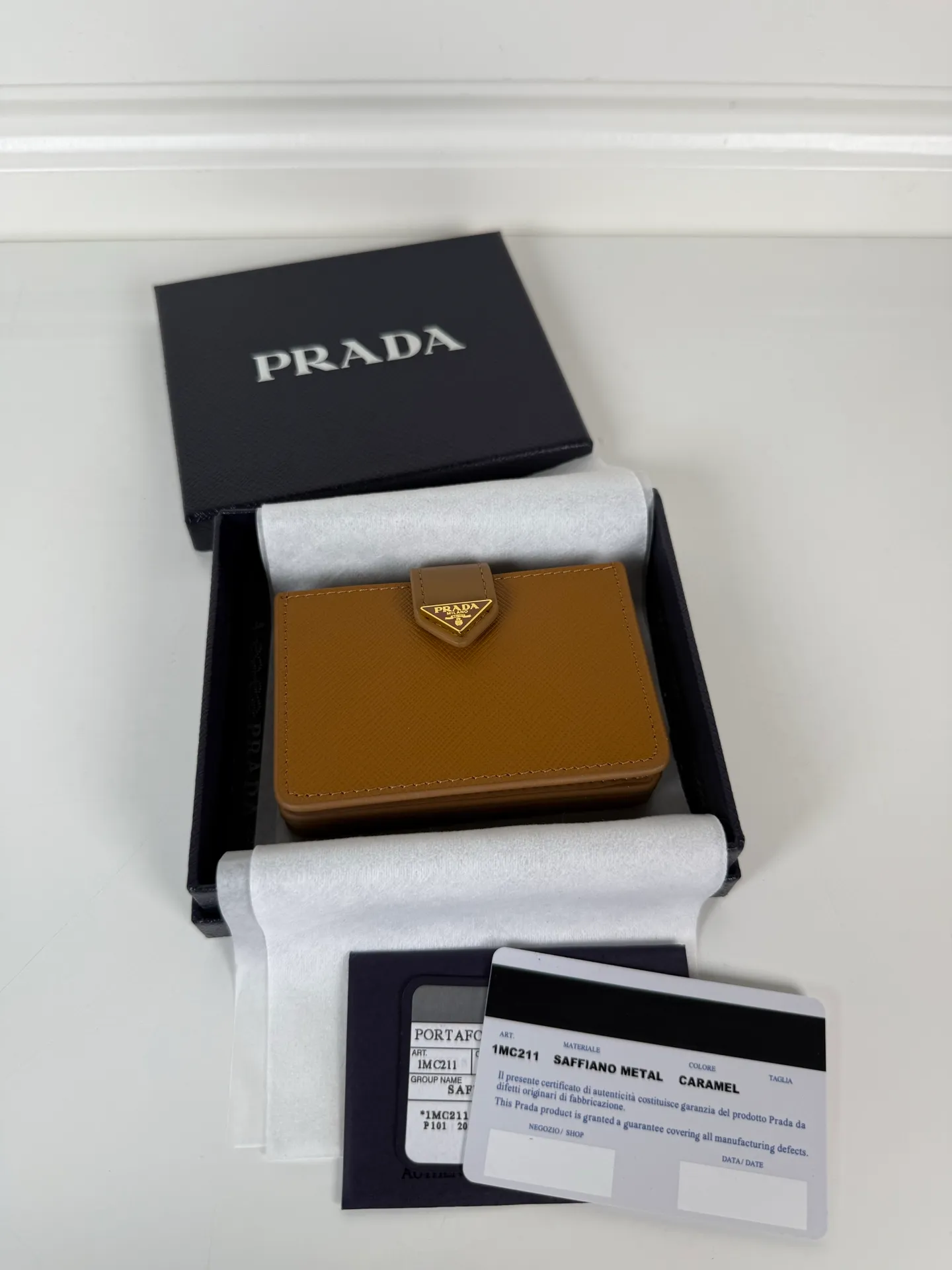 💰460, P Home ➡️The latest triangular micro-label card holder, model 1MC211, a perfect combination of Saffiano cross-grain leather and imported calfskin, size 6.5×10cm, large capacity, five pleated card slots, snap button opening and closing is more practical and safe, and the design is simple and elegant. Real shots, what you see is what you get