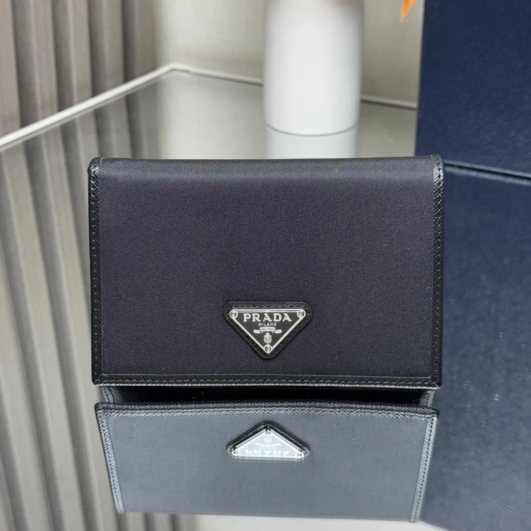 P400 [Top original order] PRADA's new passport holder💼Model 2MV017, inner code 164 OEM code💋 This elegant and simple passport holder is made of regenerated nylon (Re-Nylon). This innovative fabric comes from recycled and purified plastics in the ocean. Trimmed in Saffiano leather, it features three card slots and three ID pockets, and is decorated with the signature enameled triangle metal logo. 🏅️🏅️🏅️Size: 14cm long, 9.5cm high