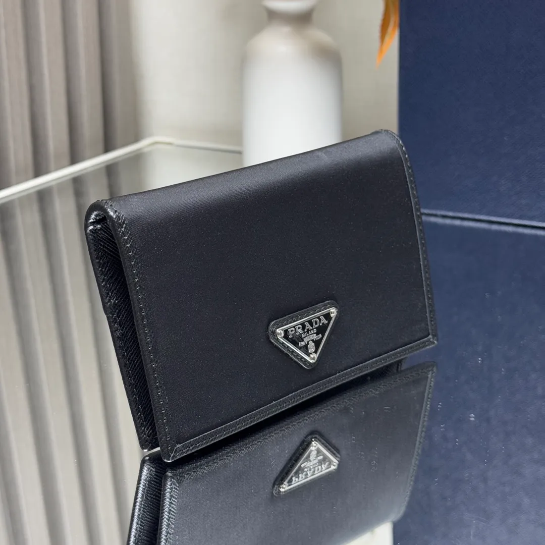 P400 [Top original order] PRADA's new passport holder💼Model 2MV017, inner code 164 OEM code💋 This elegant and simple passport holder is made of regenerated nylon (Re-Nylon). This innovative fabric comes from recycled and purified plastics in the ocean. Trimmed in Saffiano leather, it features three card slots and three ID pockets, and is decorated with the signature enameled triangle metal logo. 🏅️🏅️🏅️Size: 14cm long, 9.5cm high