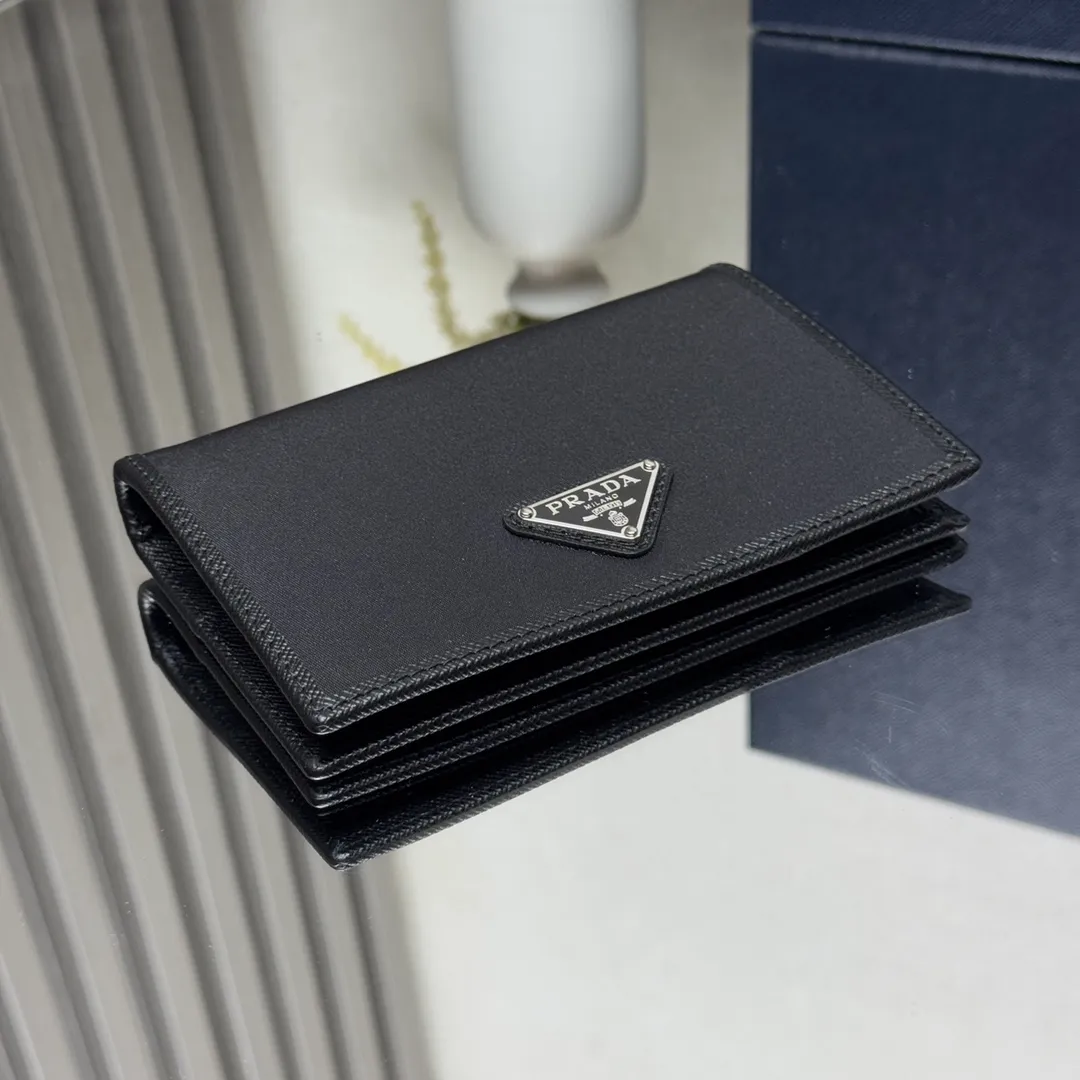 P400 [Top original order] PRADA's new passport holder💼Model 2MV017, inner code 164 OEM code💋 This elegant and simple passport holder is made of regenerated nylon (Re-Nylon). This innovative fabric comes from recycled and purified plastics in the ocean. Trimmed in Saffiano leather, it features three card slots and three ID pockets, and is decorated with the signature enameled triangle metal logo. 🏅️🏅️🏅️Size: 14cm long, 9.5cm high