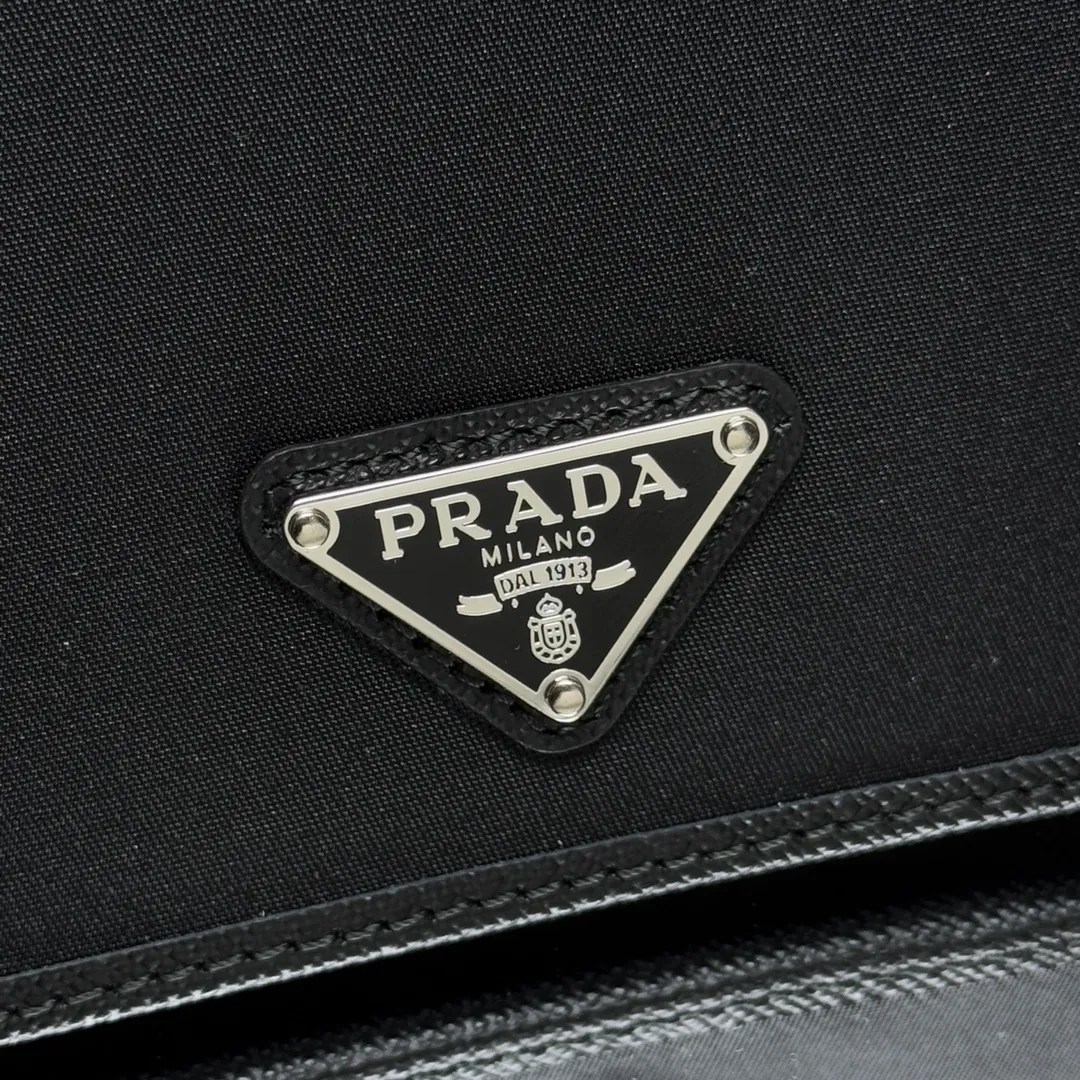P400 [Top original order] PRADA's new passport holder💼Model 2MV017, inner code 164 OEM code💋 This elegant and simple passport holder is made of regenerated nylon (Re-Nylon). This innovative fabric comes from recycled and purified plastics in the ocean. Trimmed in Saffiano leather, it features three card slots and three ID pockets, and is decorated with the signature enameled triangle metal logo. 🏅️🏅️🏅️Size: 14cm long, 9.5cm high