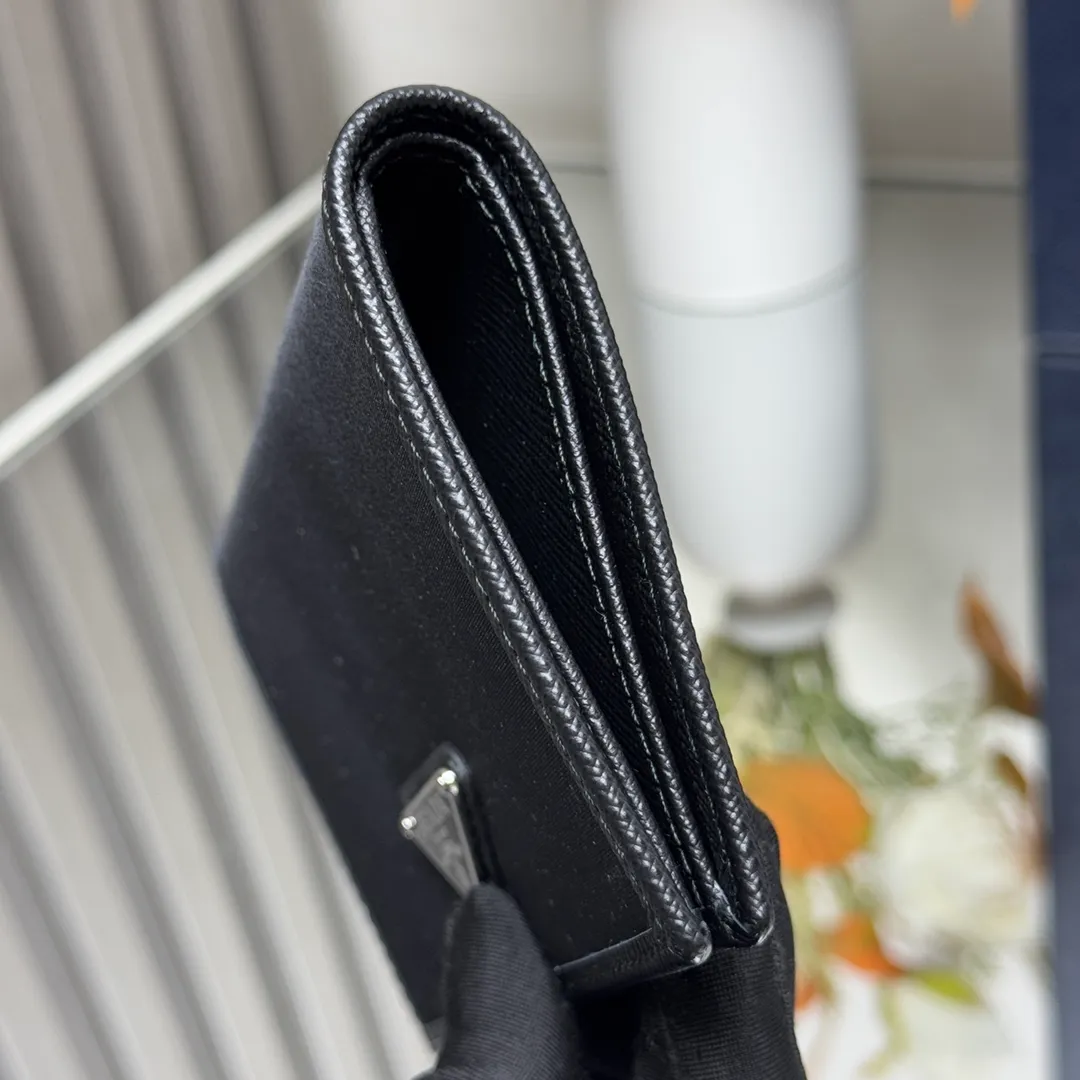 P400 [Top original order] PRADA's new passport holder💼Model 2MV017, inner code 164 OEM code💋 This elegant and simple passport holder is made of regenerated nylon (Re-Nylon). This innovative fabric comes from recycled and purified plastics in the ocean. Trimmed in Saffiano leather, it features three card slots and three ID pockets, and is decorated with the signature enameled triangle metal logo. 🏅️🏅️🏅️Size: 14cm long, 9.5cm high