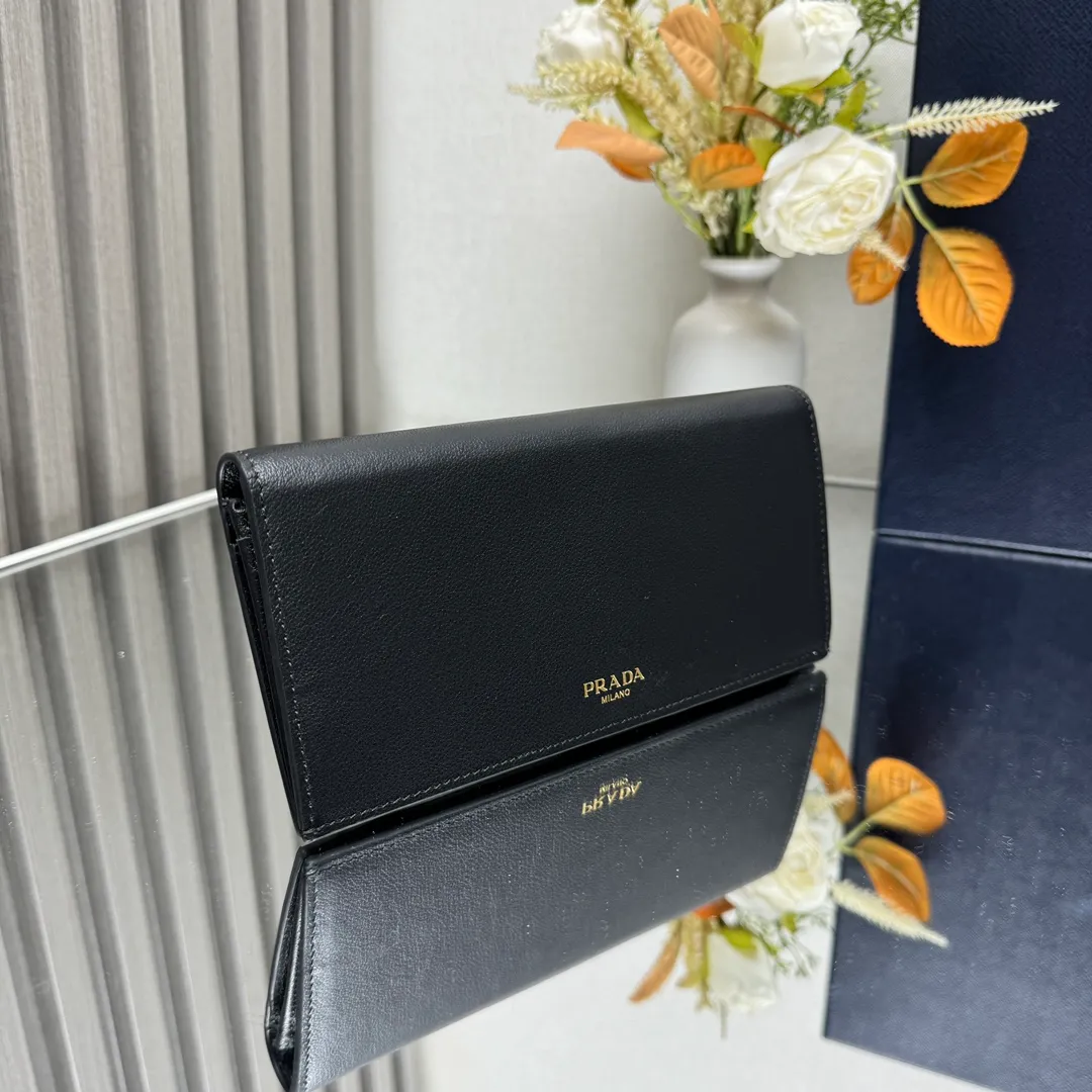 P480 [Top original order] PRADA's new suit clip wallet💼Classic, simple and fashionable, official website synchronization, genuine development, model 2MV836, internal code 164 OEM code💋 This practical and exquisite leather wallet has a simple design, with several card slots and a receipt compartment. Features multi-pocket design and lettered logo. 11 card slots, 1 receipt compartment, 3 ID pockets, internal zipper coin pocket, 🏅️🏅️🏅️Size: length 19cm, height 9.5cm