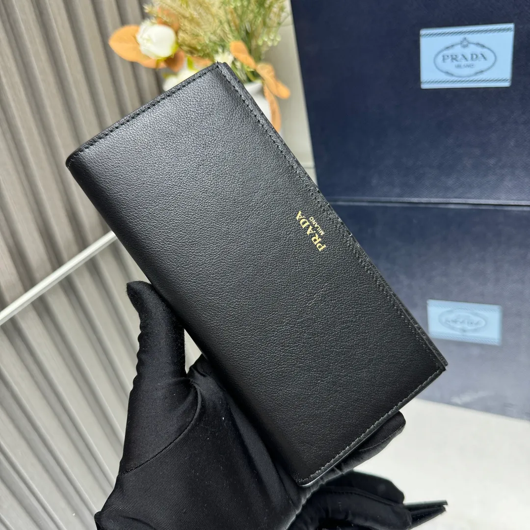 P480 [Top original order] PRADA's new suit clip wallet💼Classic, simple and fashionable, official website synchronization, genuine development, model 2MV836, internal code 164 OEM code💋 This practical and exquisite leather wallet has a simple design, with several card slots and a receipt compartment. Features multi-pocket design and lettered logo. 11 card slots, 1 receipt compartment, 3 ID pockets, internal zipper coin pocket, 🏅️🏅️🏅️Size: length 19cm, height 9.5cm