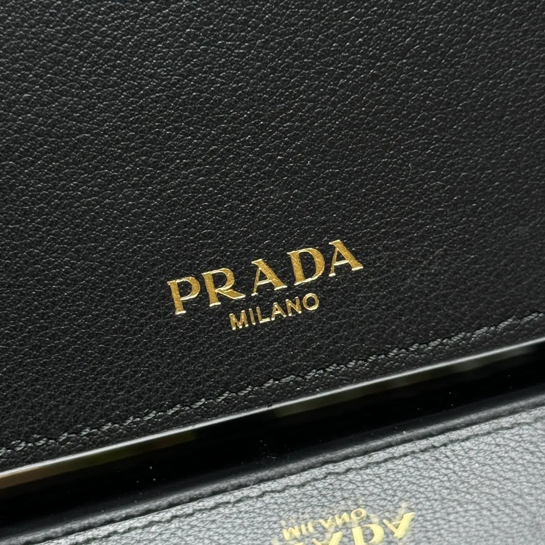 P480 [Top original order] PRADA's new suit clip wallet💼Classic, simple and fashionable, official website synchronization, genuine development, model 2MV836, internal code 164 OEM code💋 This practical and exquisite leather wallet has a simple design, with several card slots and a receipt compartment. Features multi-pocket design and lettered logo. 11 card slots, 1 receipt compartment, 3 ID pockets, internal zipper coin pocket, 🏅️🏅️🏅️Size: length 19cm, height 9.5cm