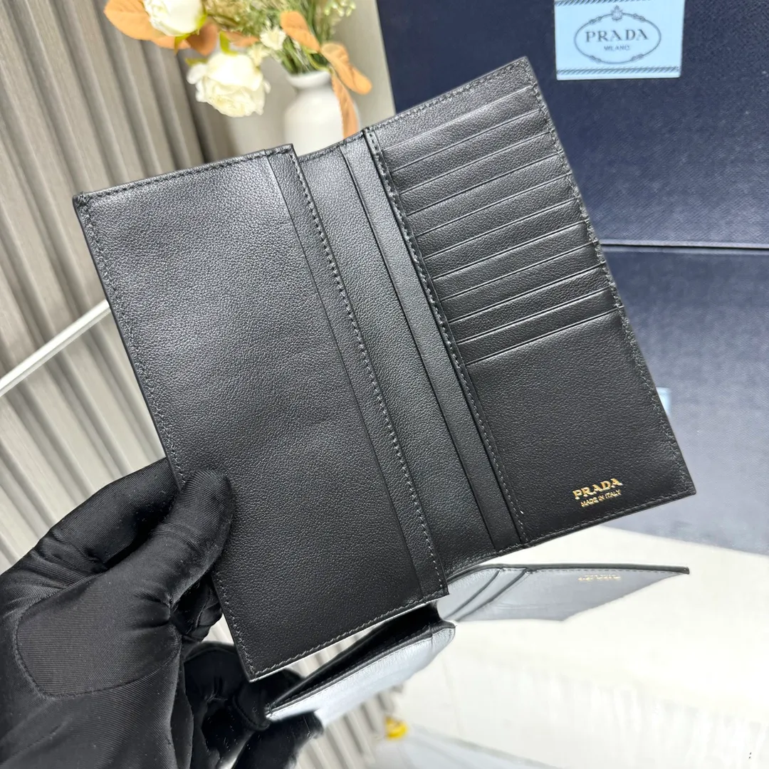 P480 [Top original order] PRADA's new suit clip wallet💼Classic, simple and fashionable, official website synchronization, genuine development, model 2MV836, internal code 164 OEM code💋 This practical and exquisite leather wallet has a simple design, with several card slots and a receipt compartment. Features multi-pocket design and lettered logo. 11 card slots, 1 receipt compartment, 3 ID pockets, internal zipper coin pocket, 🏅️🏅️🏅️Size: length 19cm, height 9.5cm