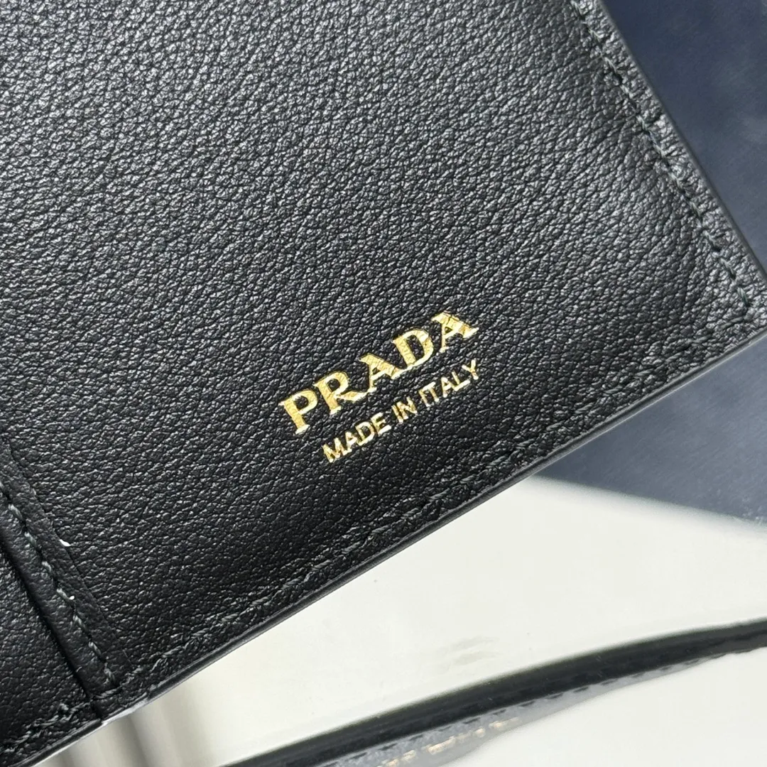 P480 [Top original order] PRADA's new suit clip wallet💼Classic, simple and fashionable, official website synchronization, genuine development, model 2MV836, internal code 164 OEM code💋 This practical and exquisite leather wallet has a simple design, with several card slots and a receipt compartment. Features multi-pocket design and lettered logo. 11 card slots, 1 receipt compartment, 3 ID pockets, internal zipper coin pocket, 🏅️🏅️🏅️Size: length 19cm, height 9.5cm