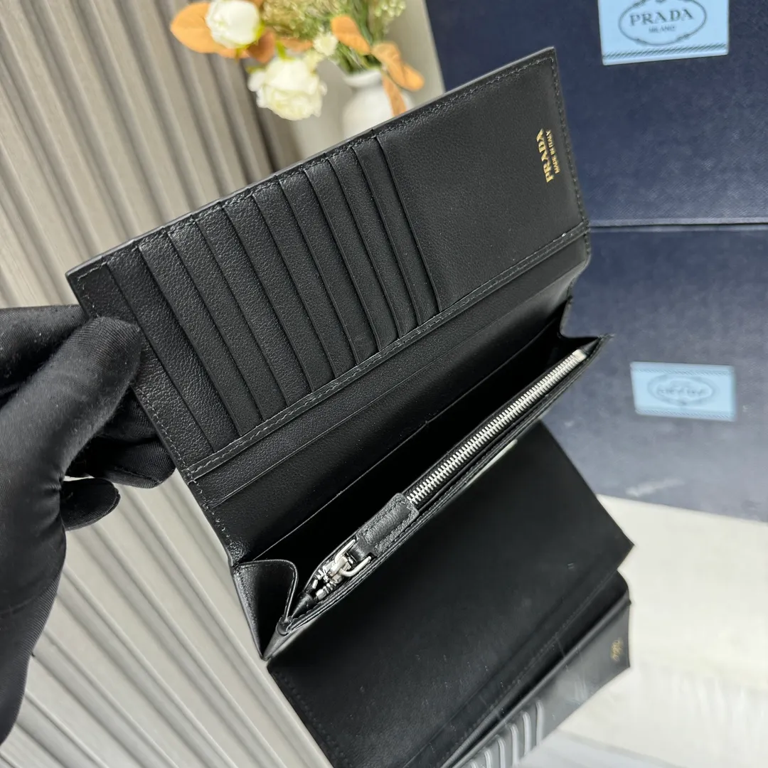 P480 [Top original order] PRADA's new suit clip wallet💼Classic, simple and fashionable, official website synchronization, genuine development, model 2MV836, internal code 164 OEM code💋 This practical and exquisite leather wallet has a simple design, with several card slots and a receipt compartment. Features multi-pocket design and lettered logo. 11 card slots, 1 receipt compartment, 3 ID pockets, internal zipper coin pocket, 🏅️🏅️🏅️Size: length 19cm, height 9.5cm