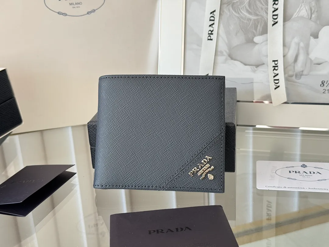 prada men's cross pattern short clip, easy to store, can hold 8 cards and cash, a must-have for men, model 2M0513, original quality, Saffiano cross pattern➕made from imported hardware, size 11cm×9.5cm, color as shown