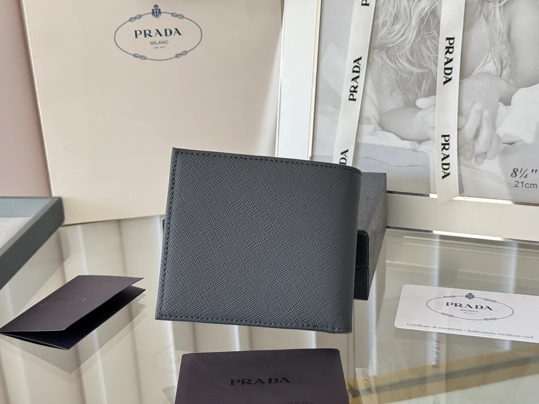 prada men's cross pattern short clip, easy to store, can hold 8 cards and cash, a must-have for men, model 2M0513, original quality, Saffiano cross pattern➕made from imported hardware, size 11cm×9.5cm, color as shown