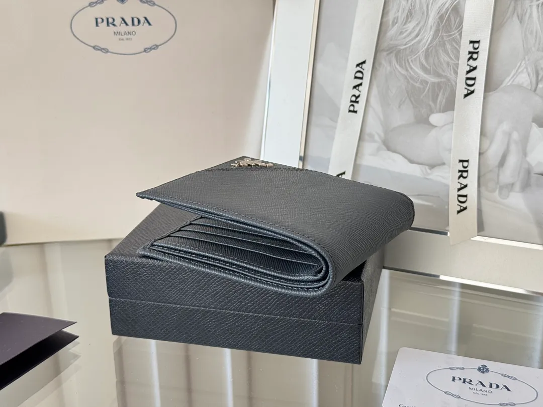 prada men's cross pattern short clip, easy to store, can hold 8 cards and cash, a must-have for men, model 2M0513, original quality, Saffiano cross pattern➕made from imported hardware, size 11cm×9.5cm, color as shown