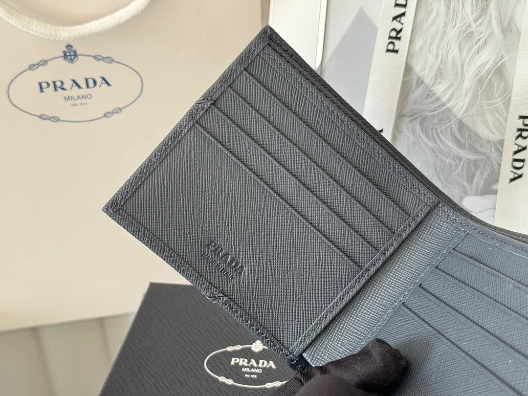 prada men's cross pattern short clip, easy to store, can hold 8 cards and cash, a must-have for men, model 2M0513, original quality, Saffiano cross pattern➕made from imported hardware, size 11cm×9.5cm, color as shown