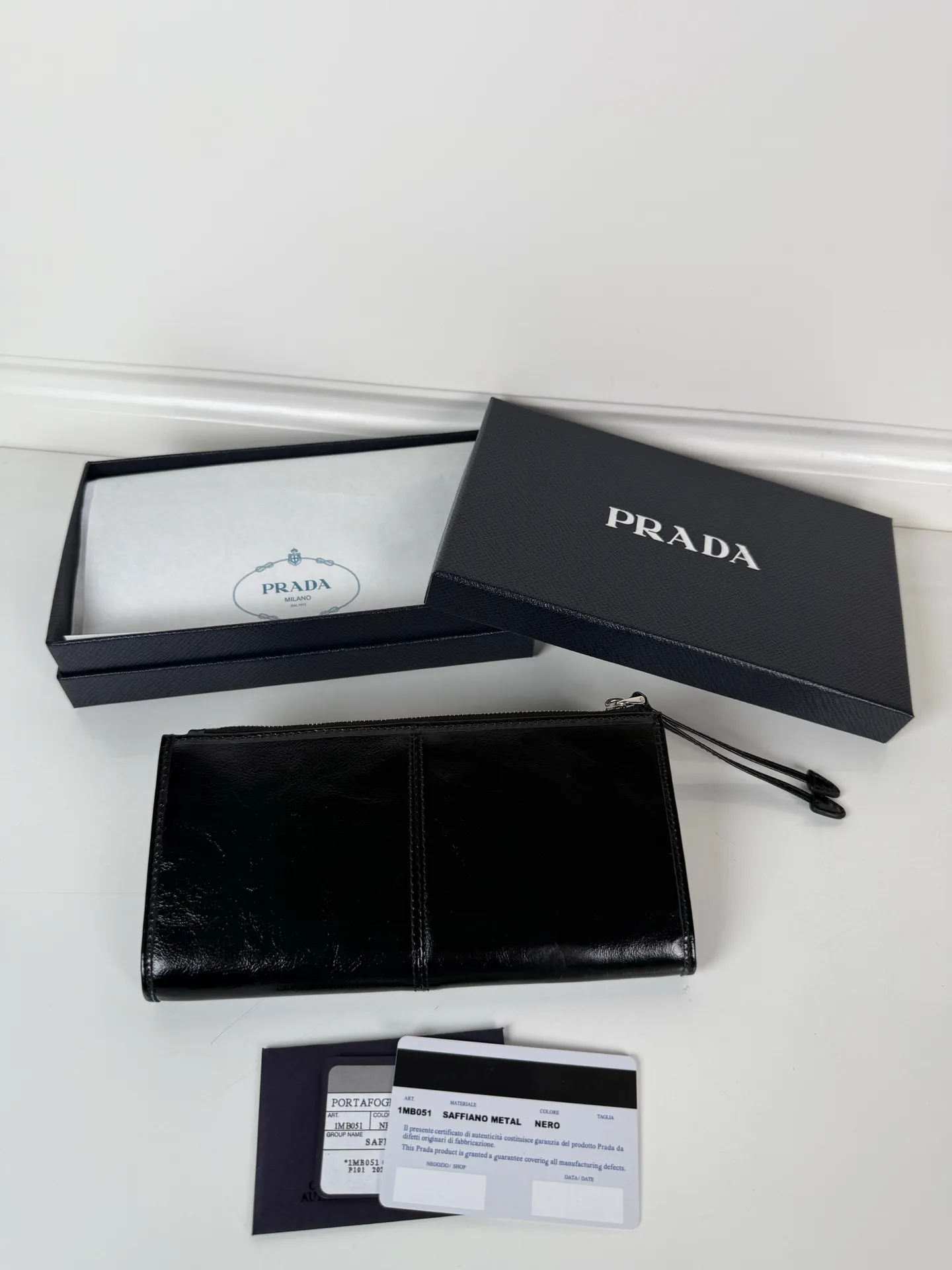 💰520, P Home ➡️Unisex pouch bag, this pouch is simple and exquisite, made of imported wax leather, with triangular metal logo and zipper closure. Model: 1MB051, size 20cm*10cm, 2 card slots, 1 leather lining