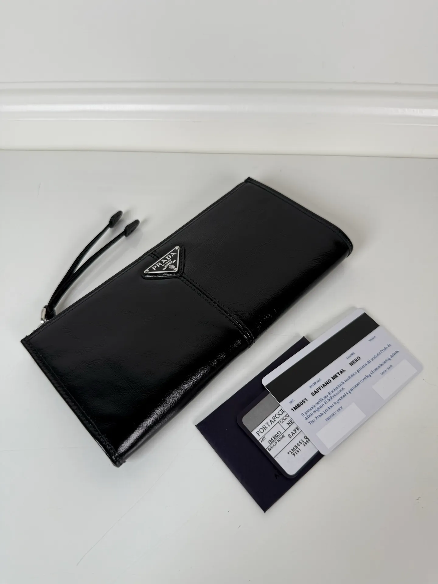 💰520, P Home ➡️Unisex pouch bag, this pouch is simple and exquisite, made of imported wax leather, with triangular metal logo and zipper closure. Model: 1MB051, size 20cm*10cm, 2 card slots, 1 leather lining