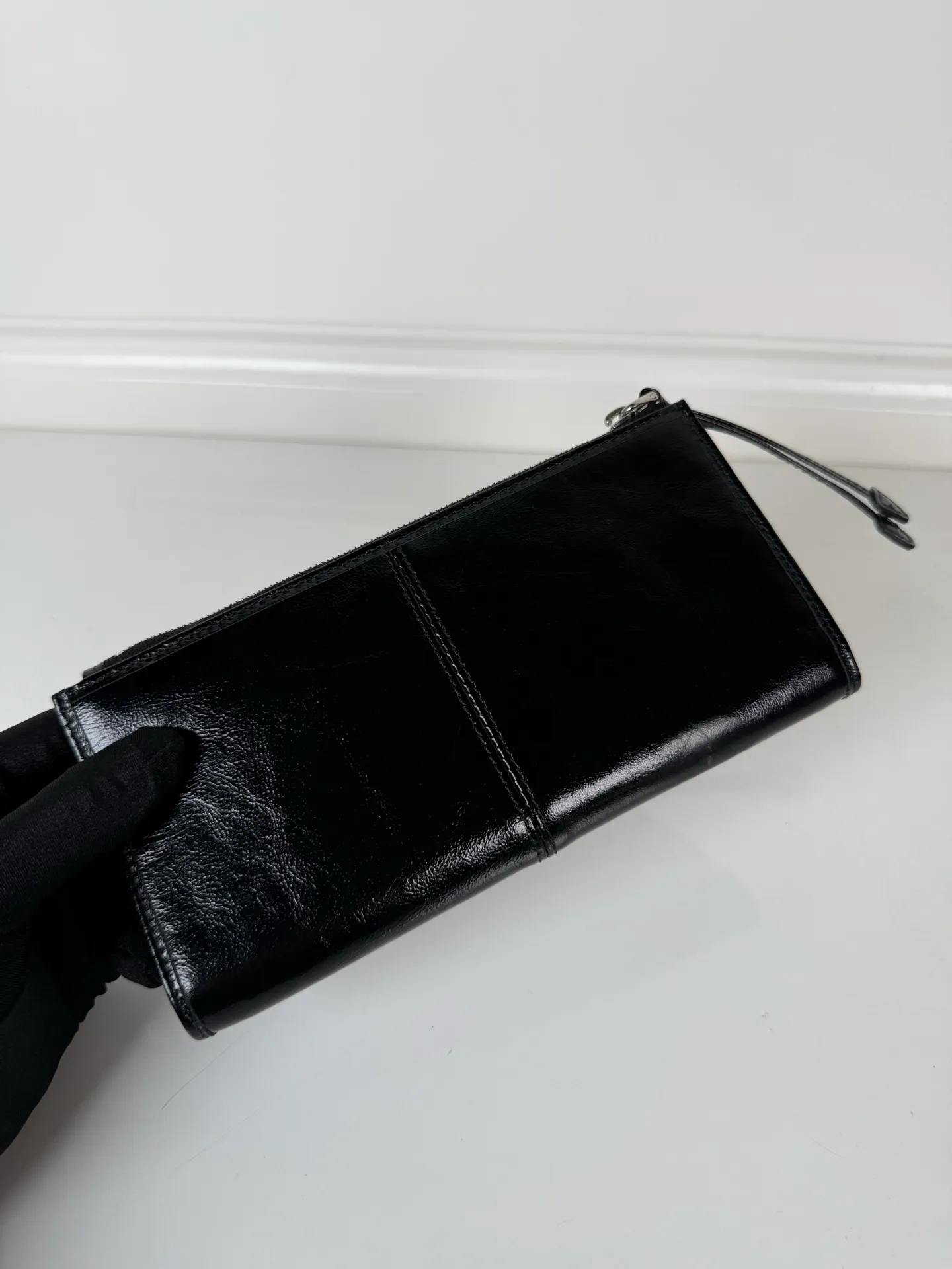 💰520, P Home ➡️Unisex pouch bag, this pouch is simple and exquisite, made of imported wax leather, with triangular metal logo and zipper closure. Model: 1MB051, size 20cm*10cm, 2 card slots, 1 leather lining