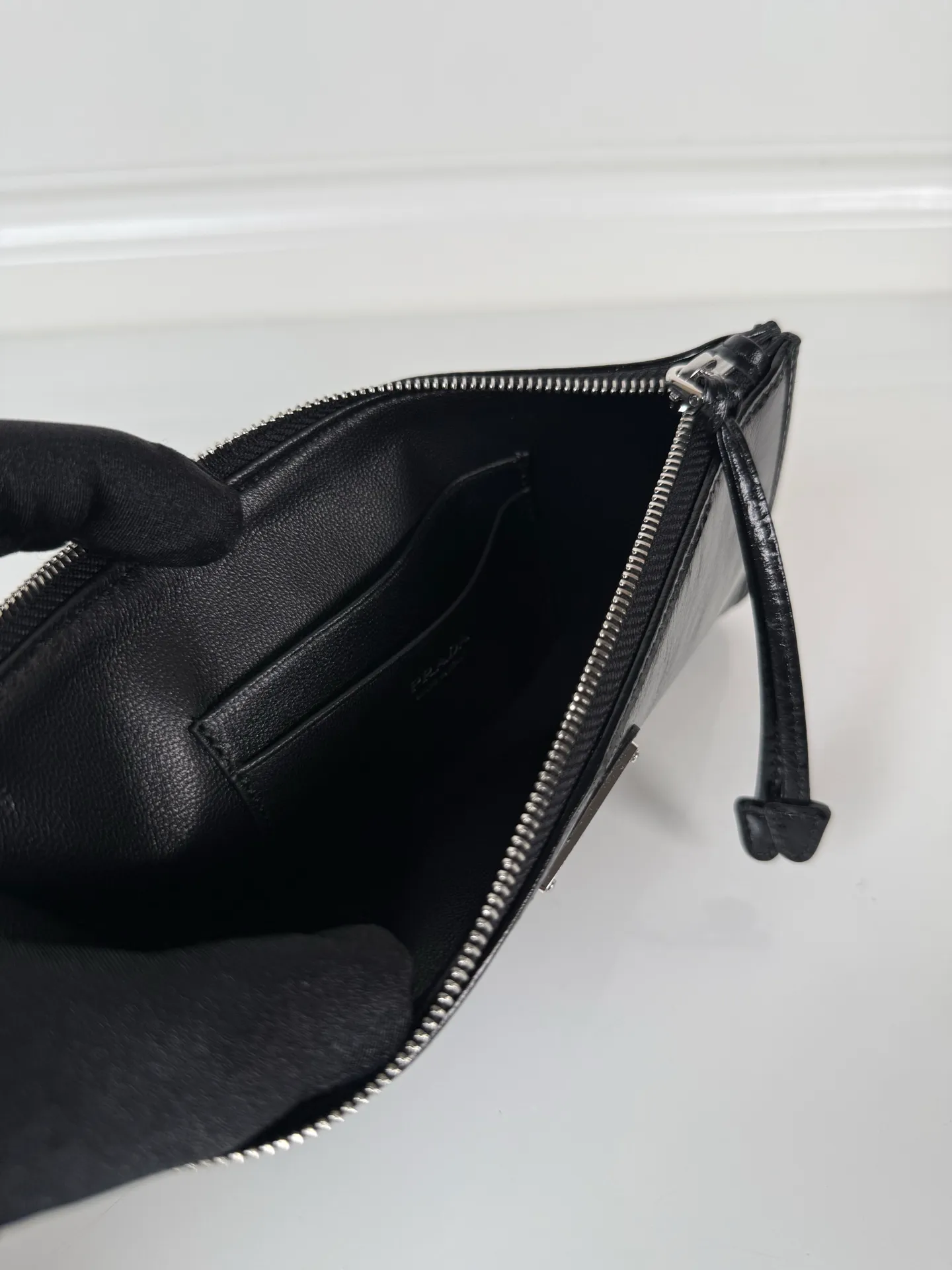 💰520, P Home ➡️Unisex pouch bag, this pouch is simple and exquisite, made of imported wax leather, with triangular metal logo and zipper closure. Model: 1MB051, size 20cm*10cm, 2 card slots, 1 leather lining