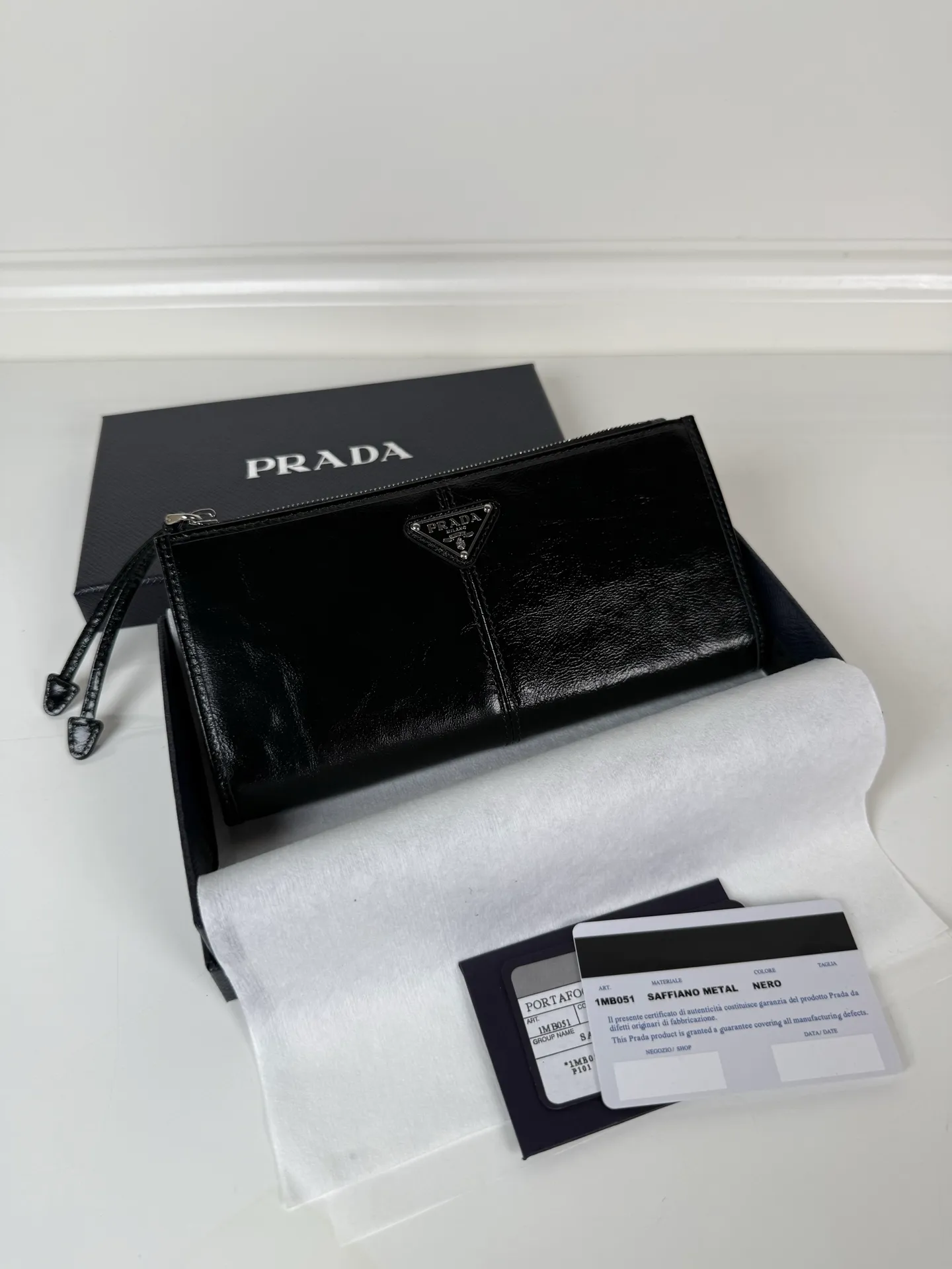 💰520, P Home ➡️Unisex pouch bag, this pouch is simple and exquisite, made of imported wax leather, with triangular metal logo and zipper closure. Model: 1MB051, size 20cm*10cm, 2 card slots, 1 leather lining