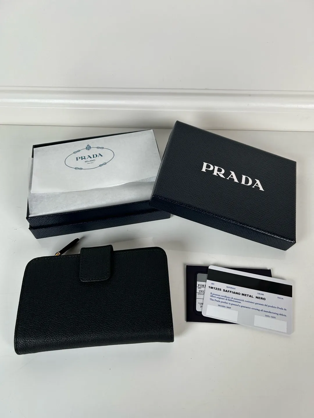 💰560, P Home➡️Ladies fine deer grain leather short clip, single quality, model 1M1225, ten card slots, two ID pockets, a zippered zero 💰 pocket interlayer, size 14x9.5cm.
