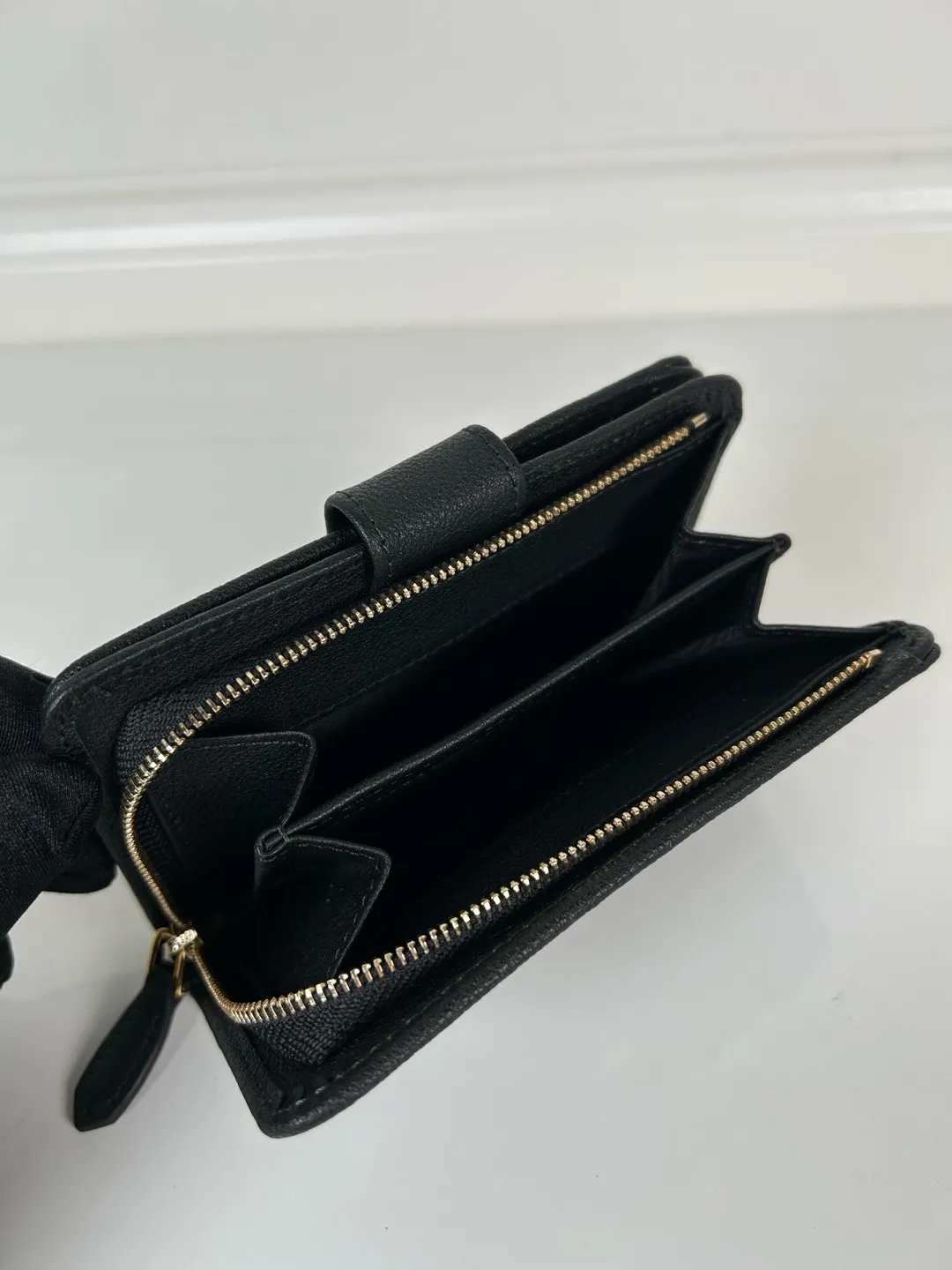 💰560, P Home➡️Ladies fine deer grain leather short clip, single quality, model 1M1225, ten card slots, two ID pockets, a zippered zero 💰 pocket interlayer, size 14x9.5cm.