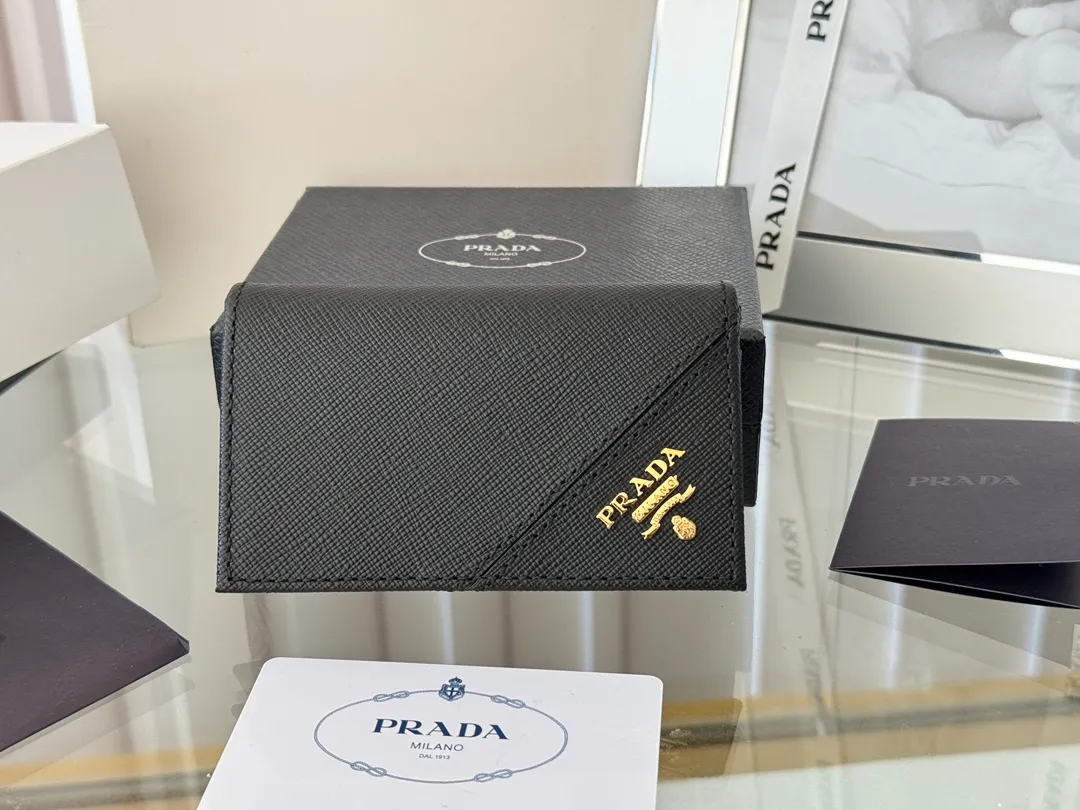 Prada classic card holder, model 1MC122, made of cross-grain cowhide, size 6.5×2.5×11cm, adopts snap button opening and closing design, and has two slots for cards or receipts. This exquisite card holder is small and convenient, with sufficient capacity. It can be placed in the bag for easy storage. It can also be used to make separate items when going out every day. Hot 🔥Hot-selling item, taken in kind, what you see is what you get