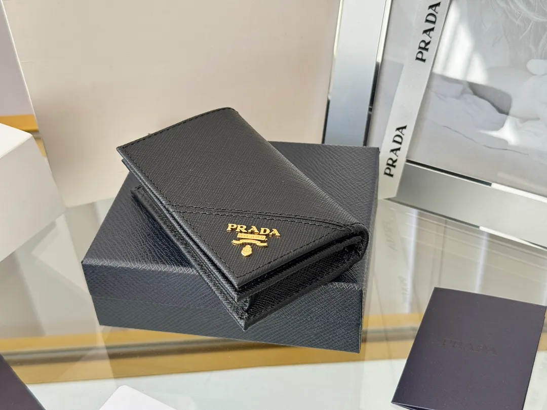 Prada classic card holder, model 1MC122, made of cross-grain cowhide, size 6.5×2.5×11cm, adopts snap button opening and closing design, and has two slots for cards or receipts. This exquisite card holder is small and convenient, with sufficient capacity. It can be placed in the bag for easy storage. It can also be used to make separate items when going out every day. Hot 🔥Hot-selling item, taken in kind, what you see is what you get