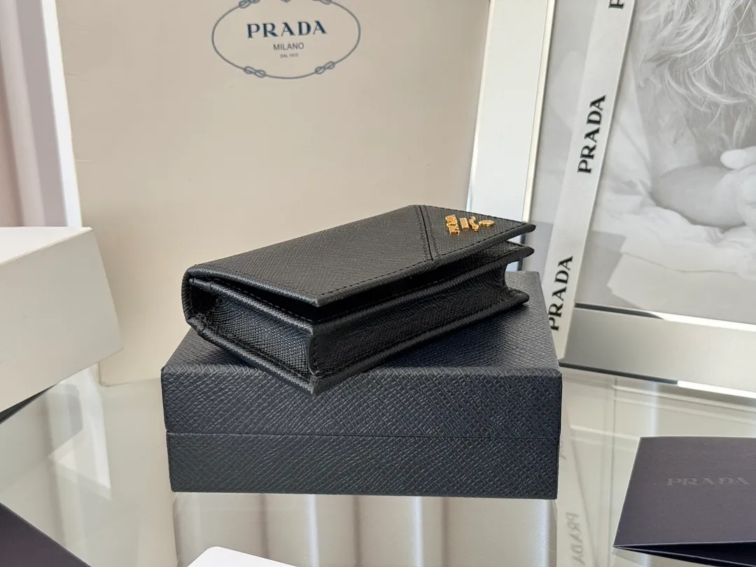 Prada classic card holder, model 1MC122, made of cross-grain cowhide, size 6.5×2.5×11cm, adopts snap button opening and closing design, and has two slots for cards or receipts. This exquisite card holder is small and convenient, with sufficient capacity. It can be placed in the bag for easy storage. It can also be used to make separate items when going out every day. Hot 🔥Hot-selling item, taken in kind, what you see is what you get