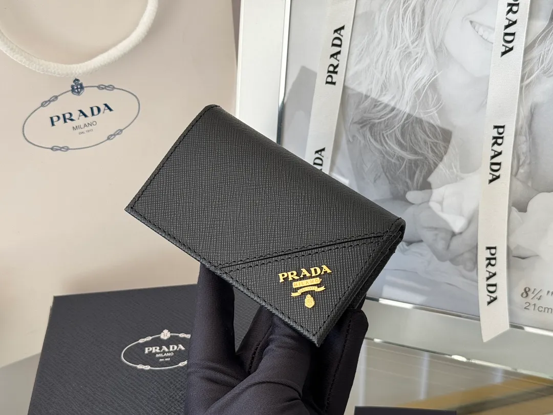 Prada classic card holder, model 1MC122, made of cross-grain cowhide, size 6.5×2.5×11cm, adopts snap button opening and closing design, and has two slots for cards or receipts. This exquisite card holder is small and convenient, with sufficient capacity. It can be placed in the bag for easy storage. It can also be used to make separate items when going out every day. Hot 🔥Hot-selling item, taken in kind, what you see is what you get