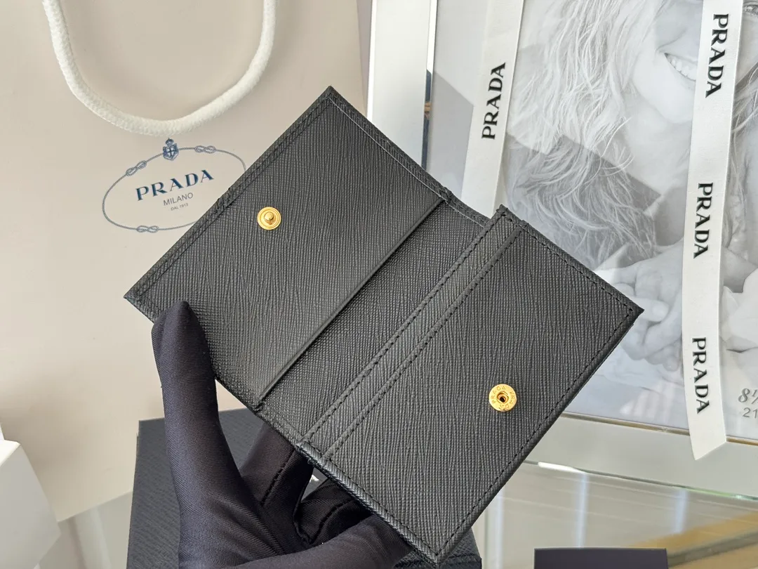 Prada classic card holder, model 1MC122, made of cross-grain cowhide, size 6.5×2.5×11cm, adopts snap button opening and closing design, and has two slots for cards or receipts. This exquisite card holder is small and convenient, with sufficient capacity. It can be placed in the bag for easy storage. It can also be used to make separate items when going out every day. Hot 🔥Hot-selling item, taken in kind, what you see is what you get