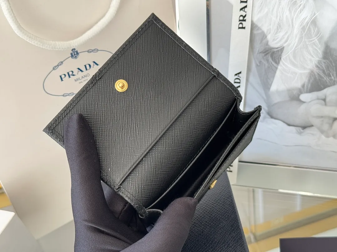 Prada classic card holder, model 1MC122, made of cross-grain cowhide, size 6.5×2.5×11cm, adopts snap button opening and closing design, and has two slots for cards or receipts. This exquisite card holder is small and convenient, with sufficient capacity. It can be placed in the bag for easy storage. It can also be used to make separate items when going out every day. Hot 🔥Hot-selling item, taken in kind, what you see is what you get