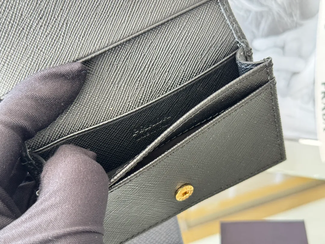 Prada classic card holder, model 1MC122, made of cross-grain cowhide, size 6.5×2.5×11cm, adopts snap button opening and closing design, and has two slots for cards or receipts. This exquisite card holder is small and convenient, with sufficient capacity. It can be placed in the bag for easy storage. It can also be used to make separate items when going out every day. Hot 🔥Hot-selling item, taken in kind, what you see is what you get