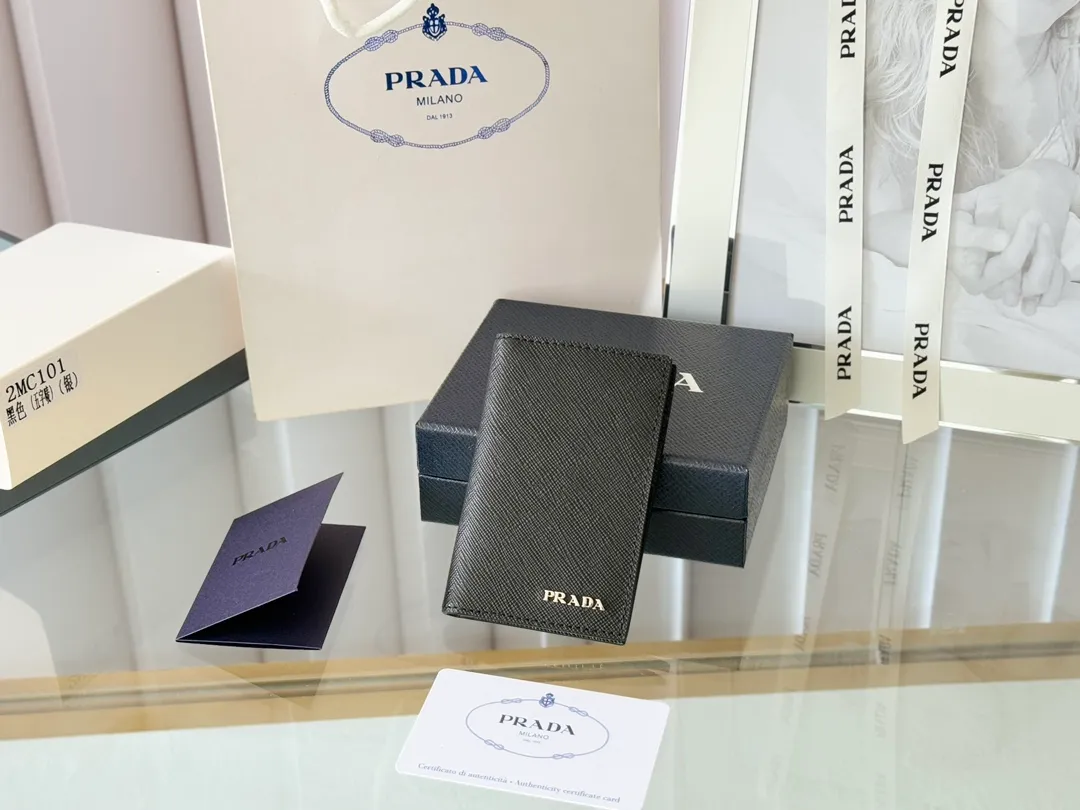 Prada cross pattern unisex card holder, can be placed in pockets, bags, and can be held in the hand. Made of cross pattern imported calfskin, pocket card holder, can hold change, 6 card slots, simple, elegant and fashionable. Model 2MC101, color as shown in the picture, size 11×7cm, original quality
