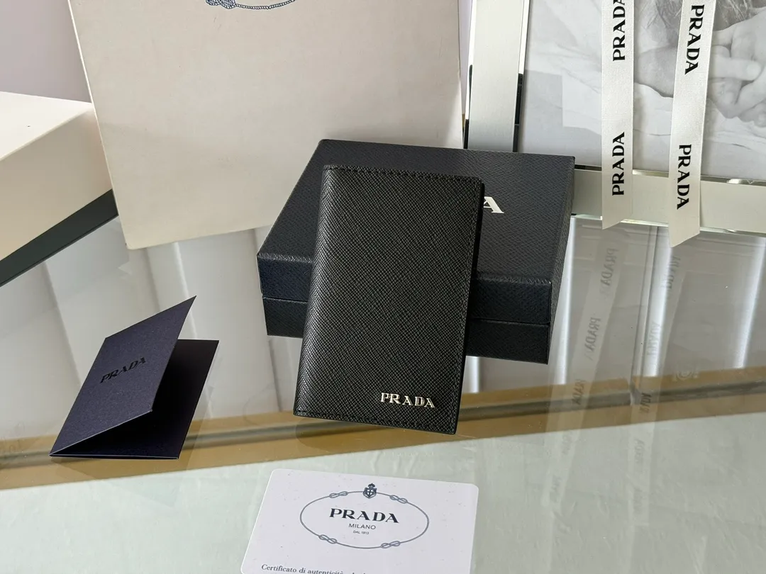 Prada cross pattern unisex card holder, can be placed in pockets, bags, and can be held in the hand. Made of cross pattern imported calfskin, pocket card holder, can hold change, 6 card slots, simple, elegant and fashionable. Model 2MC101, color as shown in the picture, size 11×7cm, original quality