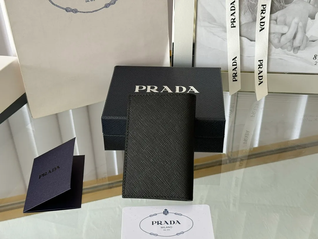 Prada cross pattern unisex card holder, can be placed in pockets, bags, and can be held in the hand. Made of cross pattern imported calfskin, pocket card holder, can hold change, 6 card slots, simple, elegant and fashionable. Model 2MC101, color as shown in the picture, size 11×7cm, original quality