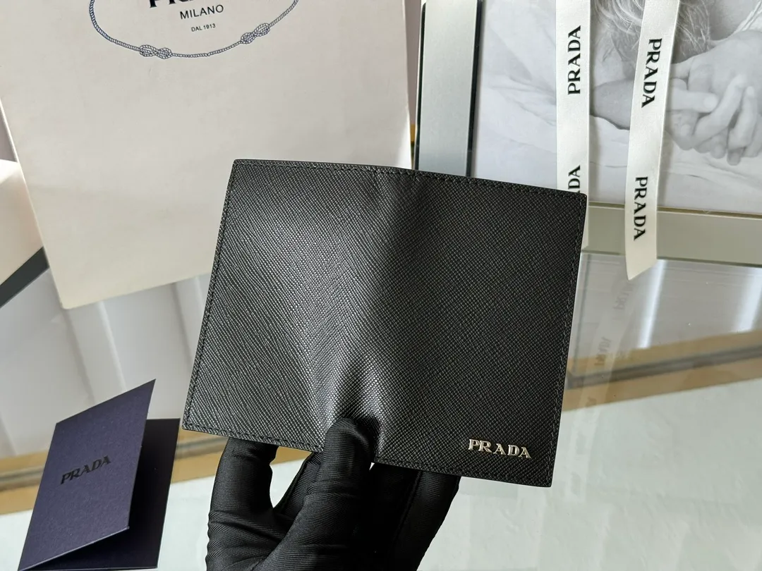 Prada cross pattern unisex card holder, can be placed in pockets, bags, and can be held in the hand. Made of cross pattern imported calfskin, pocket card holder, can hold change, 6 card slots, simple, elegant and fashionable. Model 2MC101, color as shown in the picture, size 11×7cm, original quality