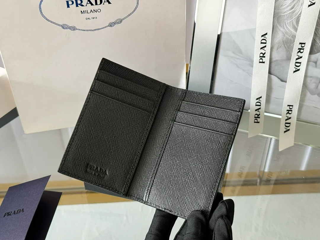 Prada cross pattern unisex card holder, can be placed in pockets, bags, and can be held in the hand. Made of cross pattern imported calfskin, pocket card holder, can hold change, 6 card slots, simple, elegant and fashionable. Model 2MC101, color as shown in the picture, size 11×7cm, original quality
