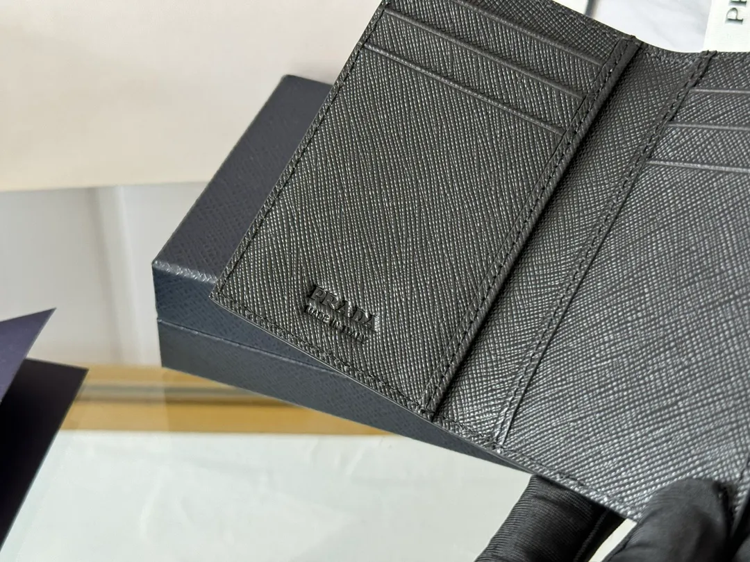 Prada cross pattern unisex card holder, can be placed in pockets, bags, and can be held in the hand. Made of cross pattern imported calfskin, pocket card holder, can hold change, 6 card slots, simple, elegant and fashionable. Model 2MC101, color as shown in the picture, size 11×7cm, original quality