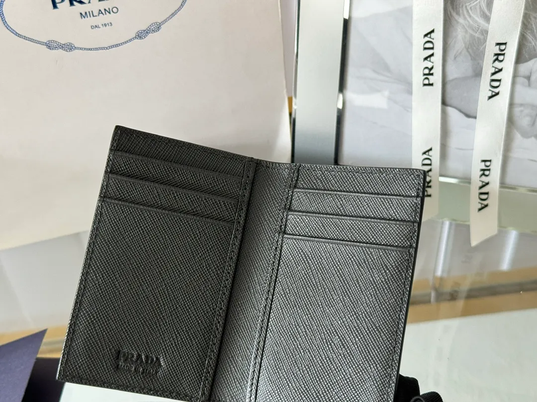Prada cross pattern unisex card holder, can be placed in pockets, bags, and can be held in the hand. Made of cross pattern imported calfskin, pocket card holder, can hold change, 6 card slots, simple, elegant and fashionable. Model 2MC101, color as shown in the picture, size 11×7cm, original quality