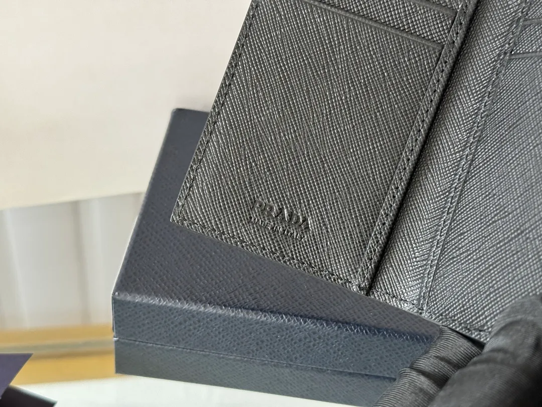 Prada cross pattern unisex card holder, can be placed in pockets, bags, and can be held in the hand. Made of cross pattern imported calfskin, pocket card holder, can hold change, 6 card slots, simple, elegant and fashionable. Model 2MC101, color as shown in the picture, size 11×7cm, original quality