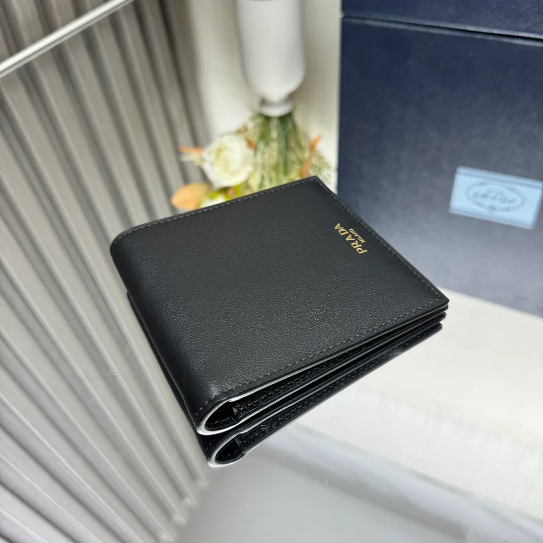 P380 [Top original order] PRADA's new short wallet💼Classic, simple and fashionable, synchronized with the official website, genuine development, model 2M0513, internal code 164 OEM code💋 This elegant and practical leather wallet has a simple and stylish design, with multiple card slots and two bill compartments. The hot-stamped letter logo adds the icing on the cake and makes it more recognizable. 8 card slots, 2 bill compartments🏅️🏅️🏅️Dimensions: 11cm long and 9.5cm high