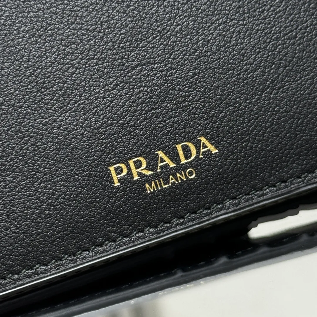 P380 [Top original order] PRADA's new short wallet💼Classic, simple and fashionable, synchronized with the official website, genuine development, model 2M0513, internal code 164 OEM code💋 This elegant and practical leather wallet has a simple and stylish design, with multiple card slots and two bill compartments. The hot-stamped letter logo adds the icing on the cake and makes it more recognizable. 8 card slots, 2 bill compartments🏅️🏅️🏅️Dimensions: 11cm long and 9.5cm high